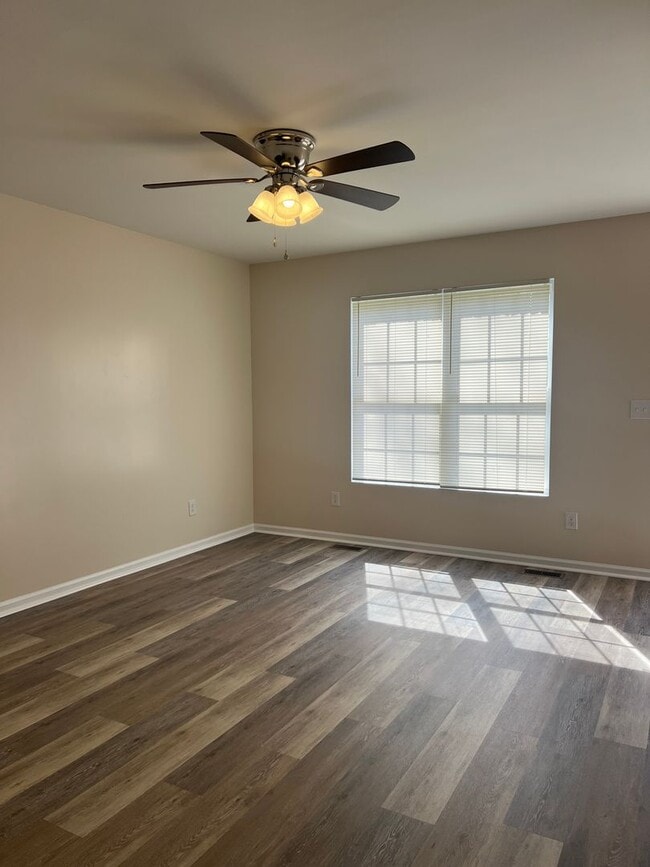 Building Photo - 408 Snow St