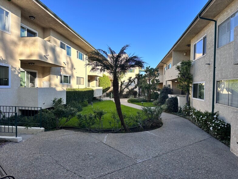 Building Photo - 5328 Newcastle Ave