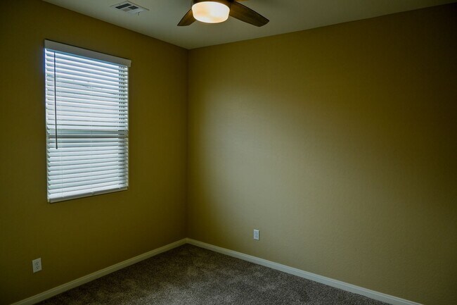 Building Photo - Beautiful 3 bed Townhome in Summerlin