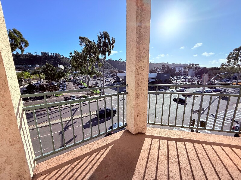 Building Photo - 1950 Camino De La Reina