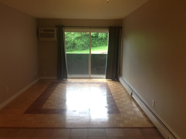 Living room, balcony - 4906 Chalet Dr