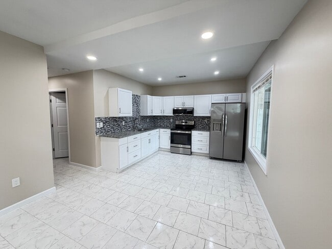 Building Photo - Marvelous 3 Bedroom and 2 Full Bath House!