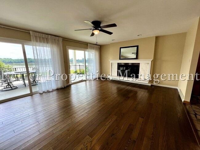 Building Photo - Riverfront Living with Mid-Century Flair