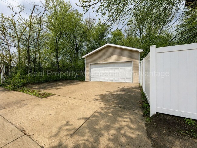 Building Photo - 3 Bed/2.5 Bath - Cape Cod Charm with Modern Comforts Throughout