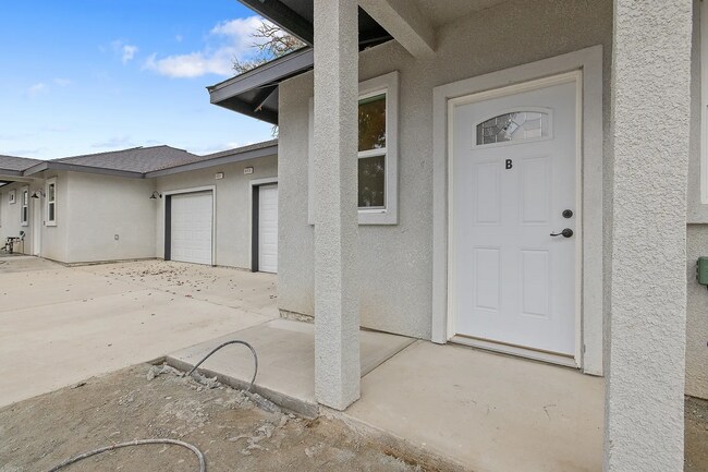 Building Photo - 601 E 10th St