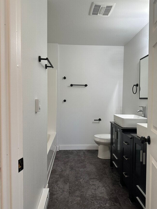 Building Photo - Valley View Estates B