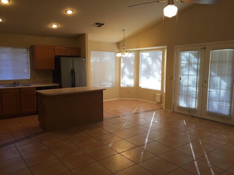 Building Photo - 741 W Hackamore St