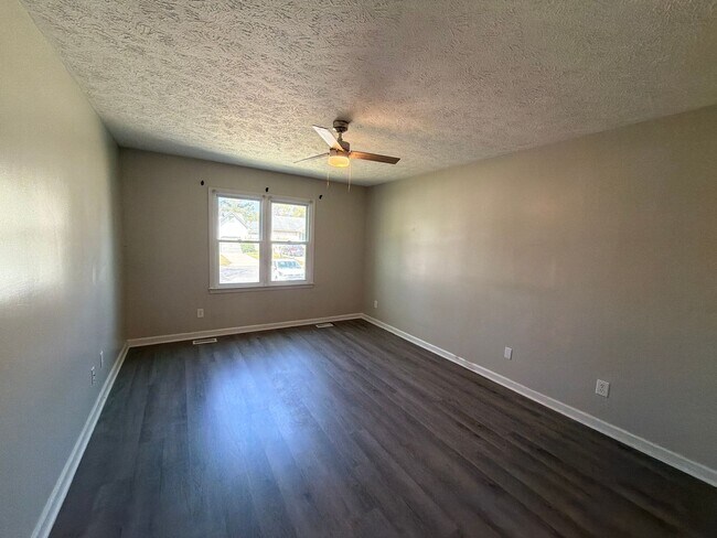 Building Photo - NEW LISTING!!