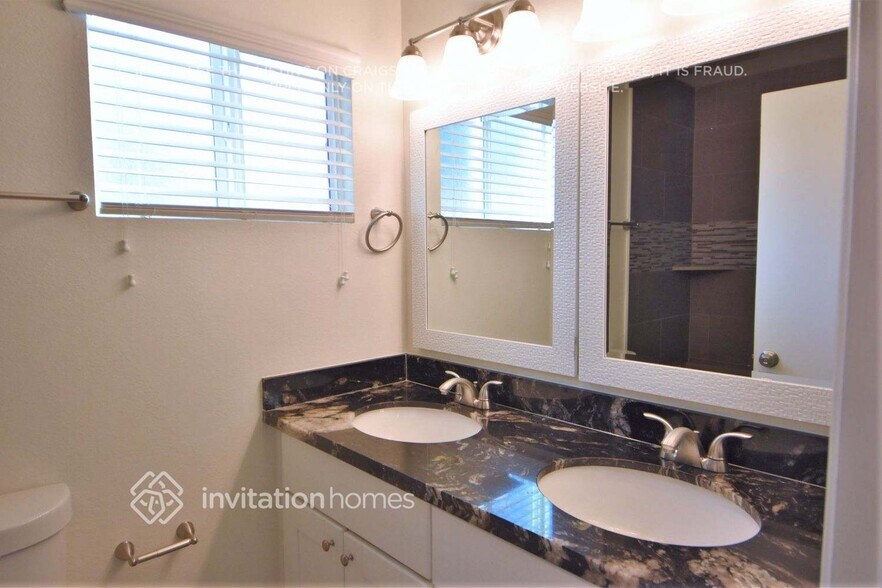 Building Photo - 1213 E El Parque Dr