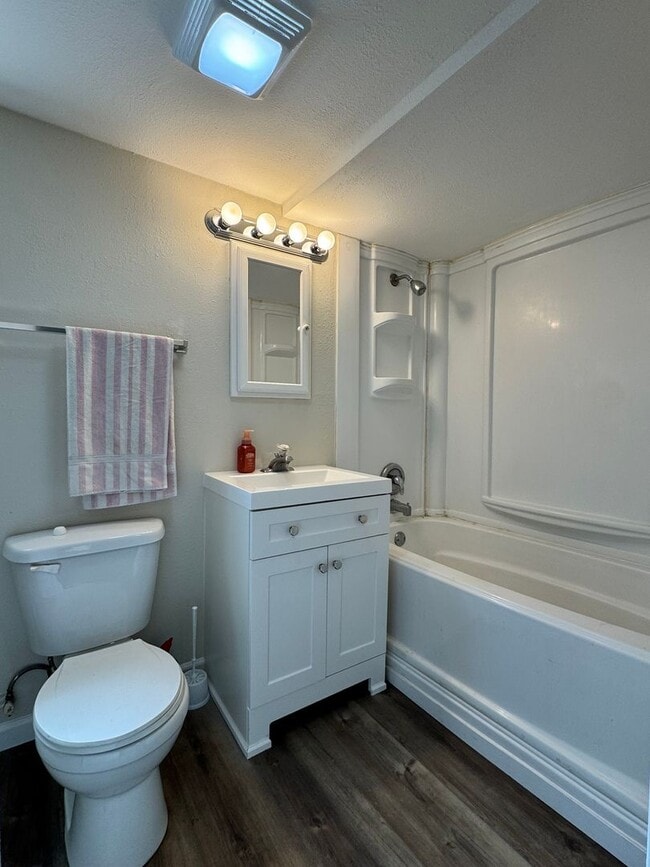 Building Photo - Selah remodeled 1 br, 1 ba home with washe...