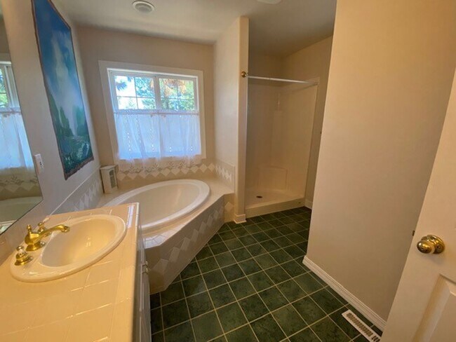 Building Photo - MOVE IN SPECIAL $500 OFF FIRST MONTHS RENT IF MOVED IN BY January 2026/ Location Location