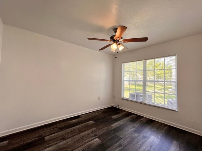 Building Photo - Completely Renovated 3 Bed 2 Bath Condo