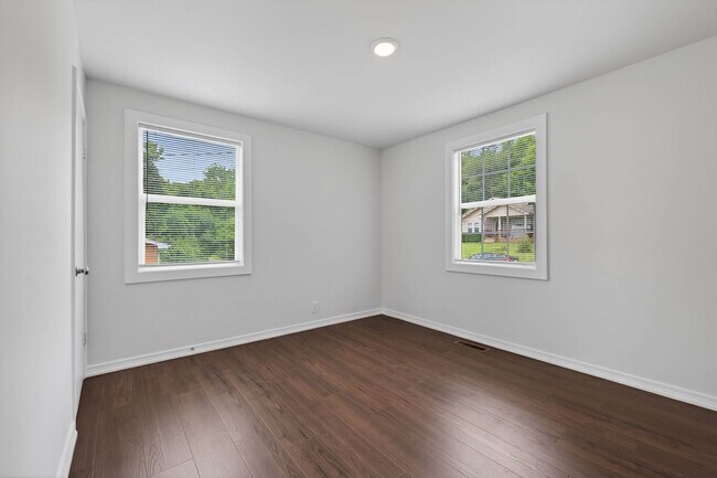Building Photo - 1316 Sunnyview Dr