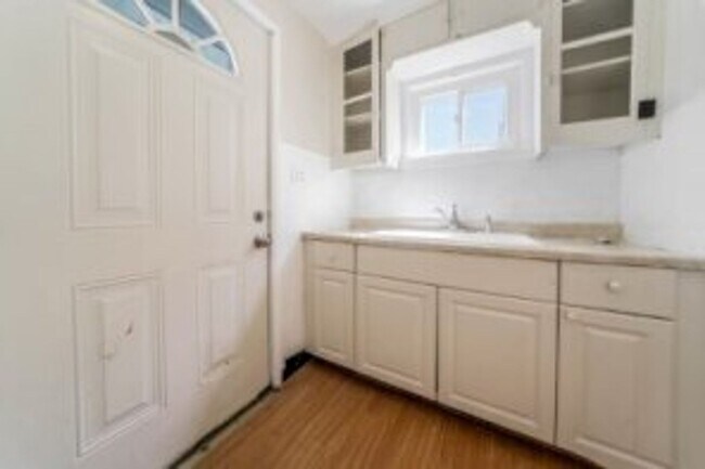 Building Photo - 3402 Roehl Ave