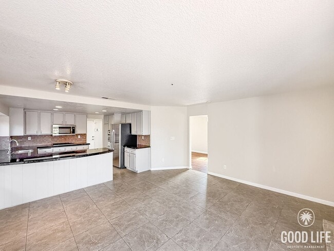 Building Photo - Beautiful 4B/2.5BA House in Vista w/ Attac...