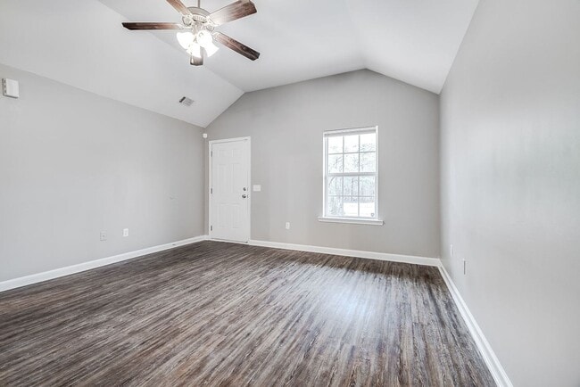 Building Photo - Charming 3BR Home/ Fenced Yard Convenient & Comfortable Living