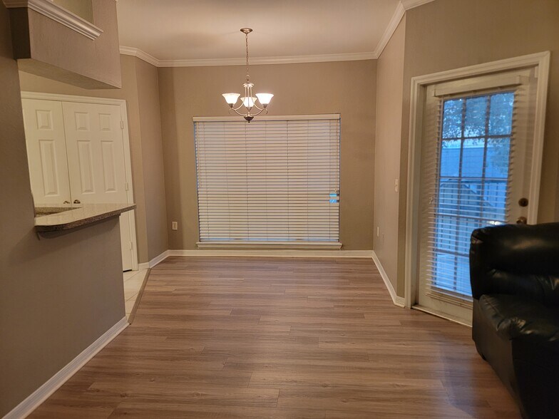 Building Photo - 7800 Point Meadows Dr