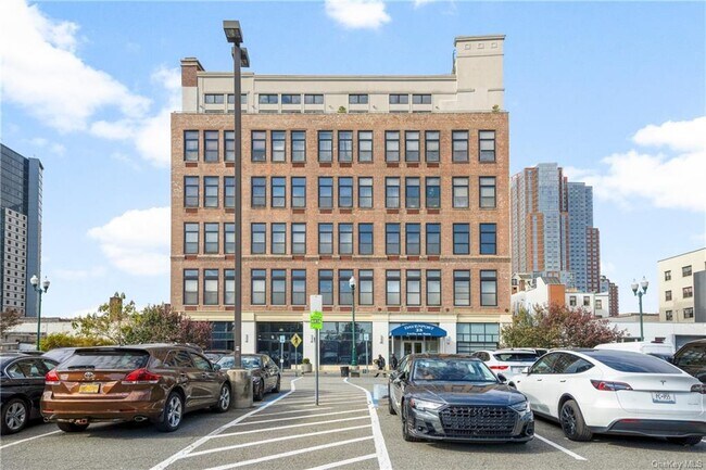 Building Photo - 25 Leroy Pl