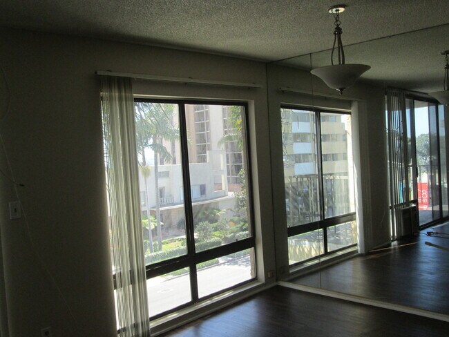 Building Photo - Top floor 2 bedroom 2 bath condo for rent on Ocean Blvd!