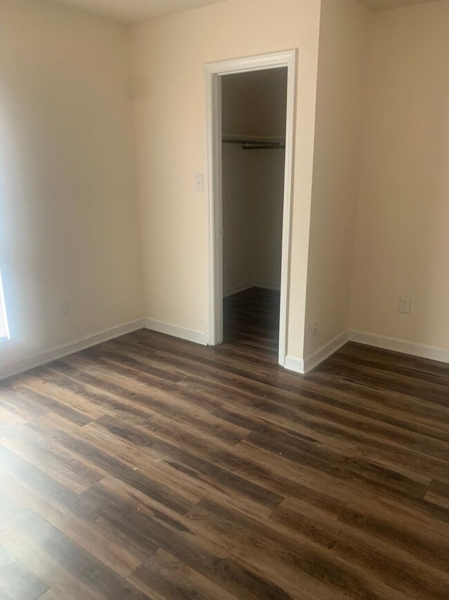 Building Photo - Great NW RALEIGH location-2 brm 2 bath ~ F...