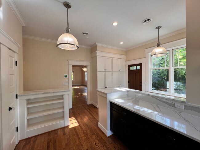 Building Photo - Gorgeous, Executive Living in Beautiful Ma...