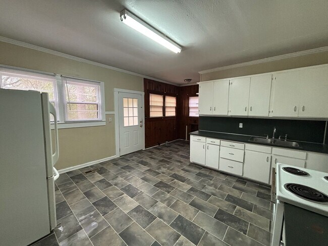 Building Photo - Located On Forrest Road!! LEASE OPTIONS: 12 Months or 24 Months Leases Only