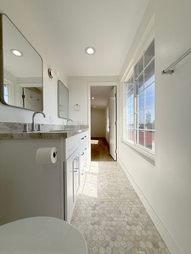 Building Photo - Stunning Remodeled Home in South Huntington Beach – Minutes to the Beach!