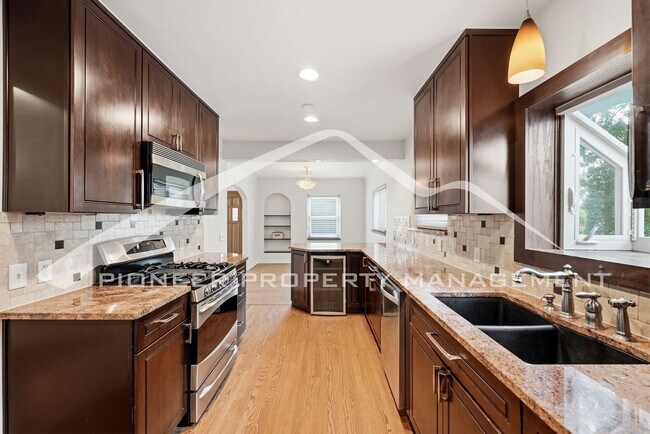 Building Photo - Stunning Home with Central AC and Fenced Yard
