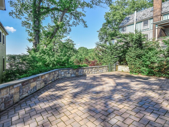 Building Photo - 290 8th Ave