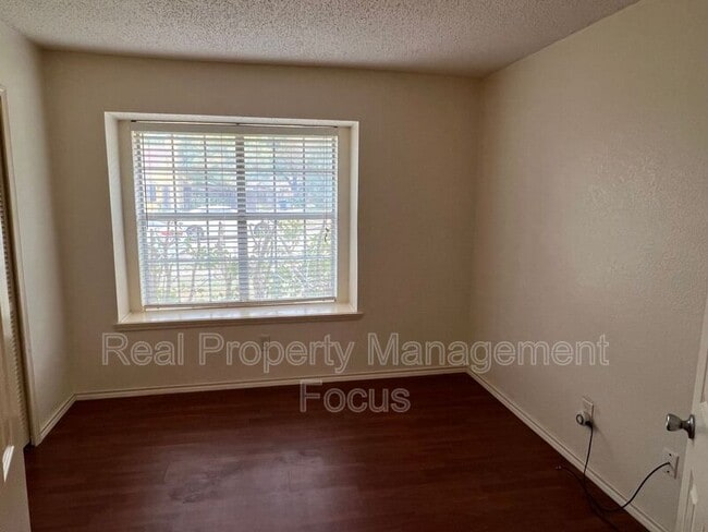 Building Photo - 116 Kings Row
