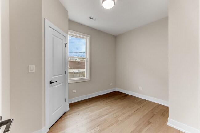 Building Photo - 2512 W 69th St