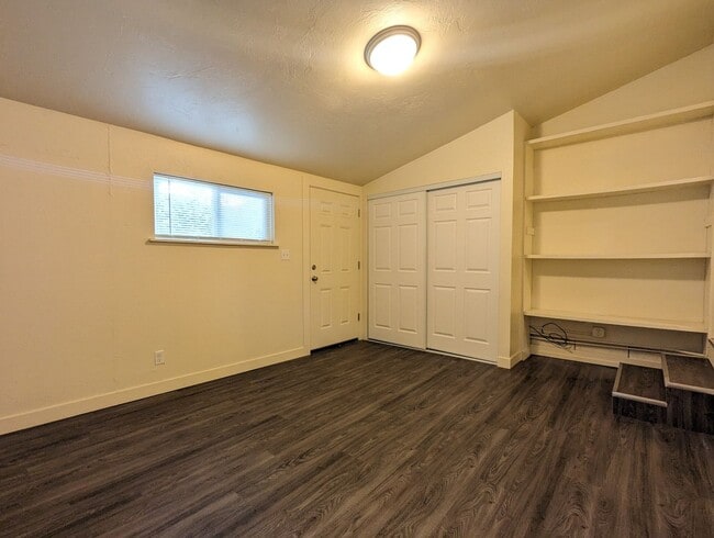 Building Photo - Remodeled Studio apartment- Great location in downtown Eugene!