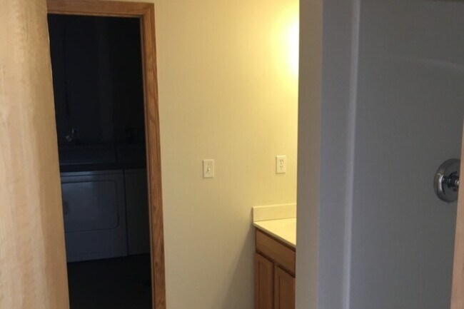 Building Photo - 108 Oriole Path