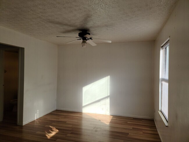 Dinette - 4848 Charlton Ct