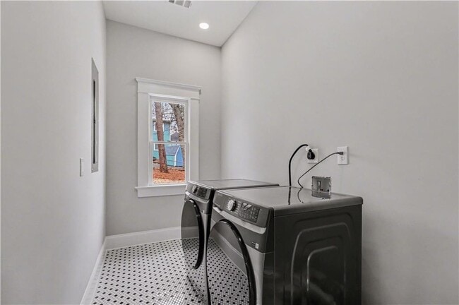 Building Photo - 202 Lansdowne Ave