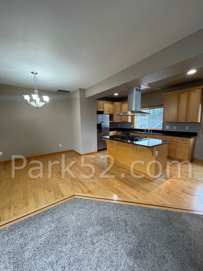 Building Photo - $250 OFF - 3 Bedroom Townhome in Tacoma