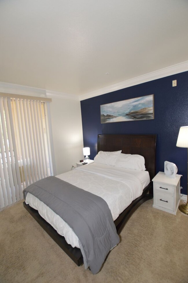 Building Photo - Newly Remodeled & Furnished Luxury Condo R...