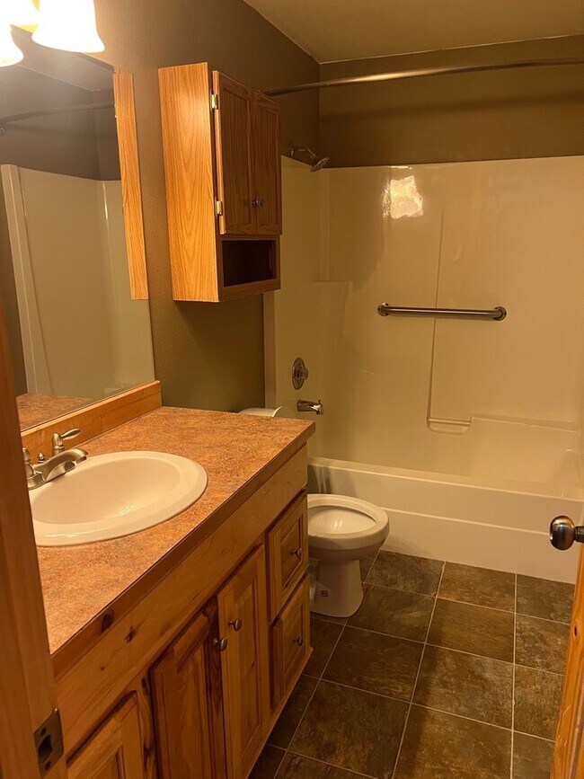 Building Photo - 702