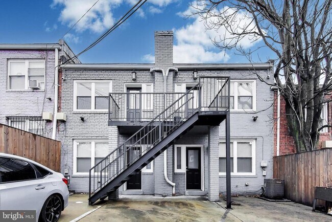Building Photo - 924-919 19th St NE