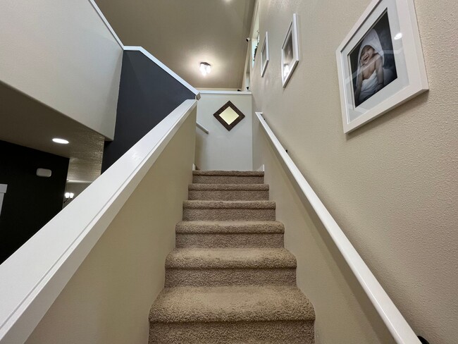Building Photo - Beautiful 4Bd + 2Ba With Gorgeous Green Vi...