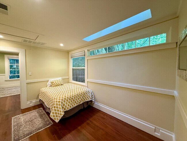 Building Photo - PEACEFUL MADRONE CANYON ONE BEDROOM COTTAGE NEAR DOWNTOWN LARKSPUR