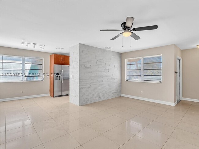 Building Photo - 365 NE 171st Terrace