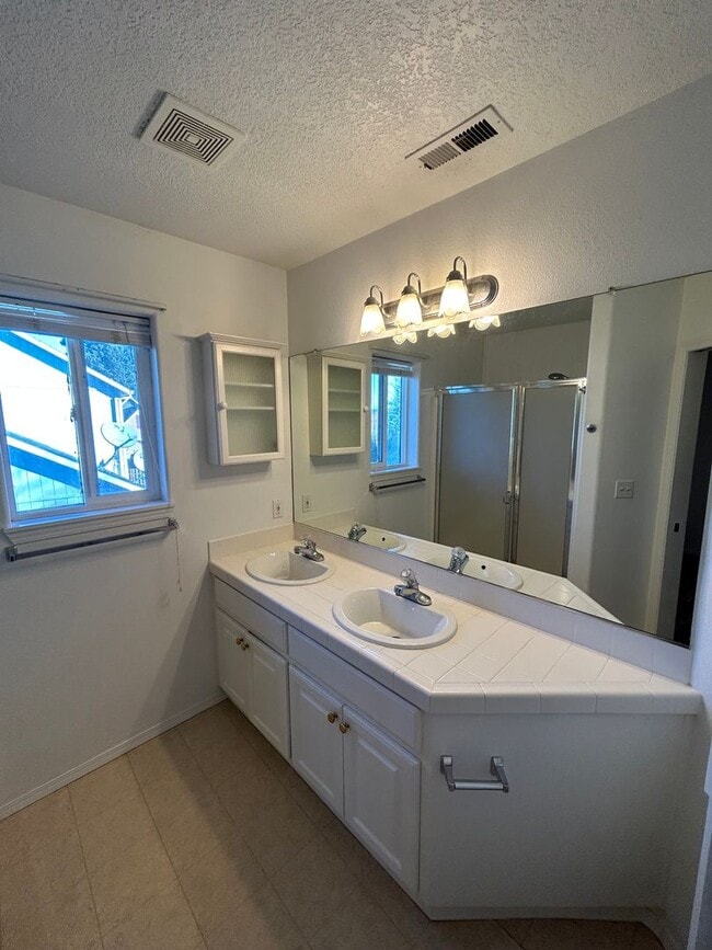 Building Photo - Nice 3 bed/2 1/2 bath near Grandhaven Elem...