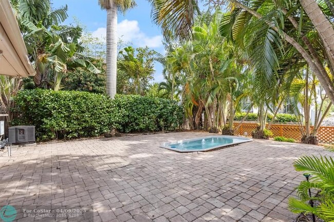 Building Photo - 510 SW 11th Ct