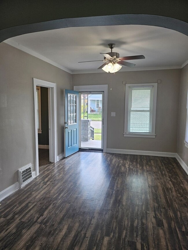 Building Photo - 2 bed one bath house with fenced in backyard