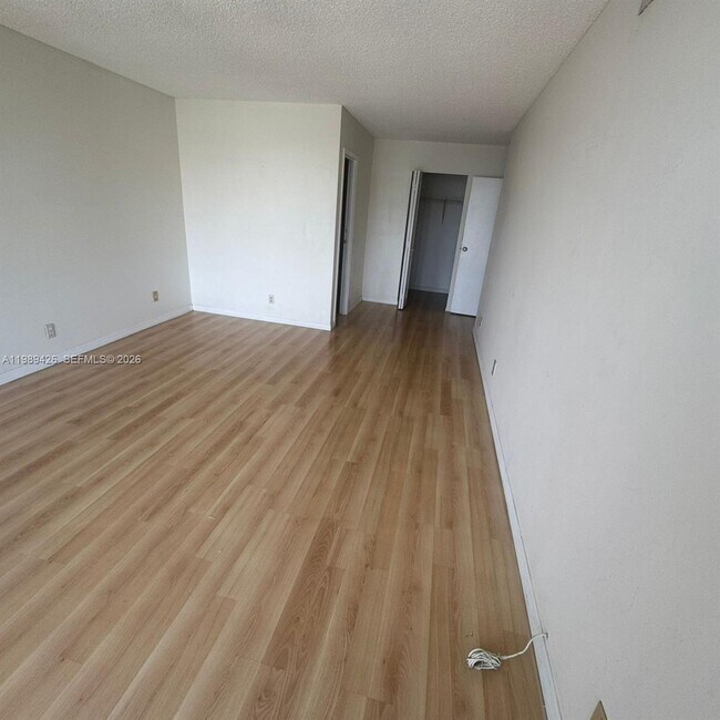 Building Photo - 800 Parkview Dr