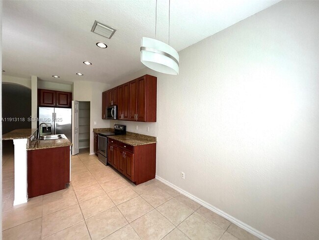 Building Photo - 1560 SE Wilshire Pl