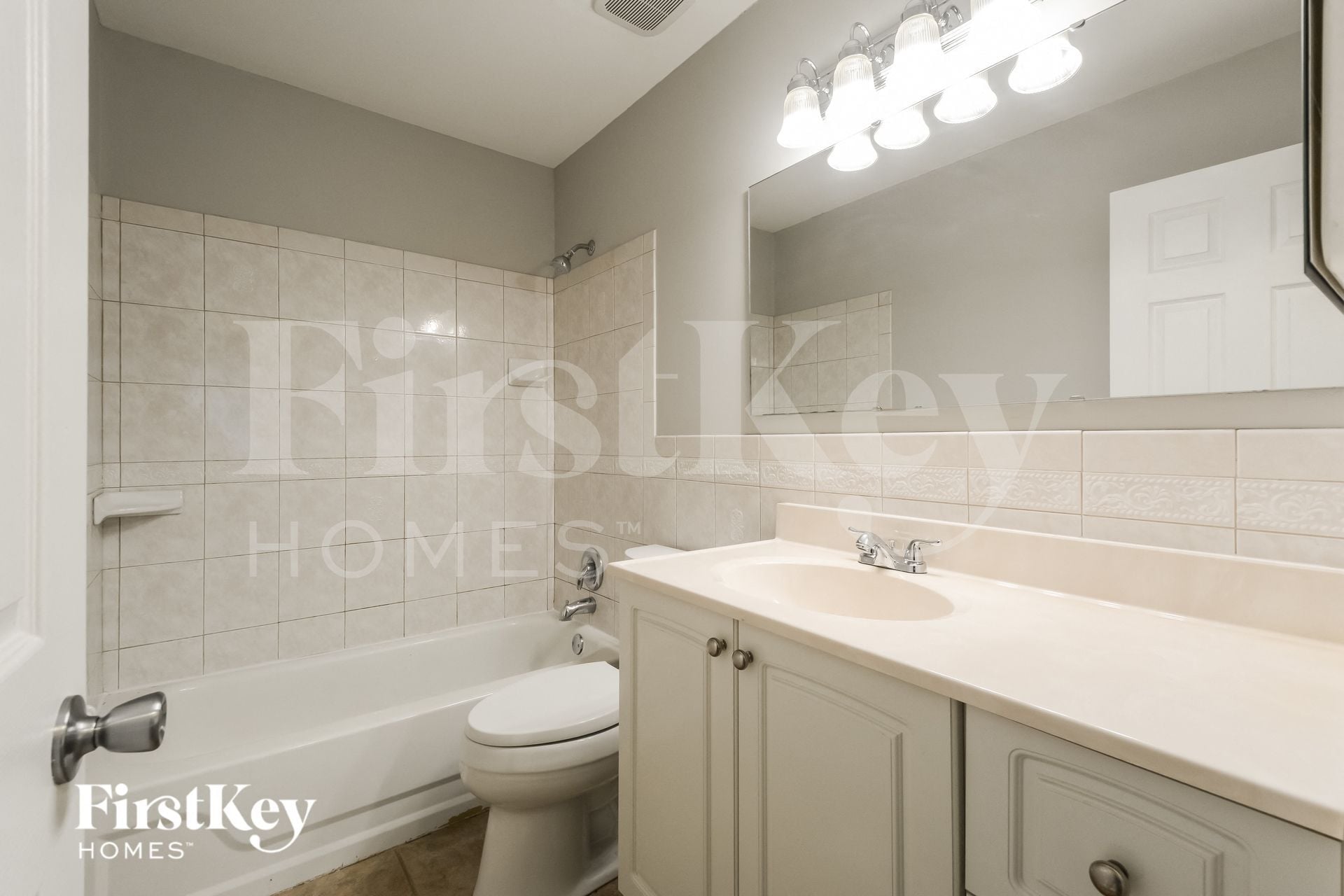 Building Photo - 846 Vlg Mdw Dr