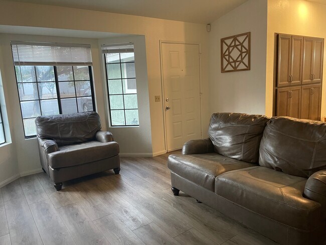 Building Photo - 39436 Long Ridge Dr