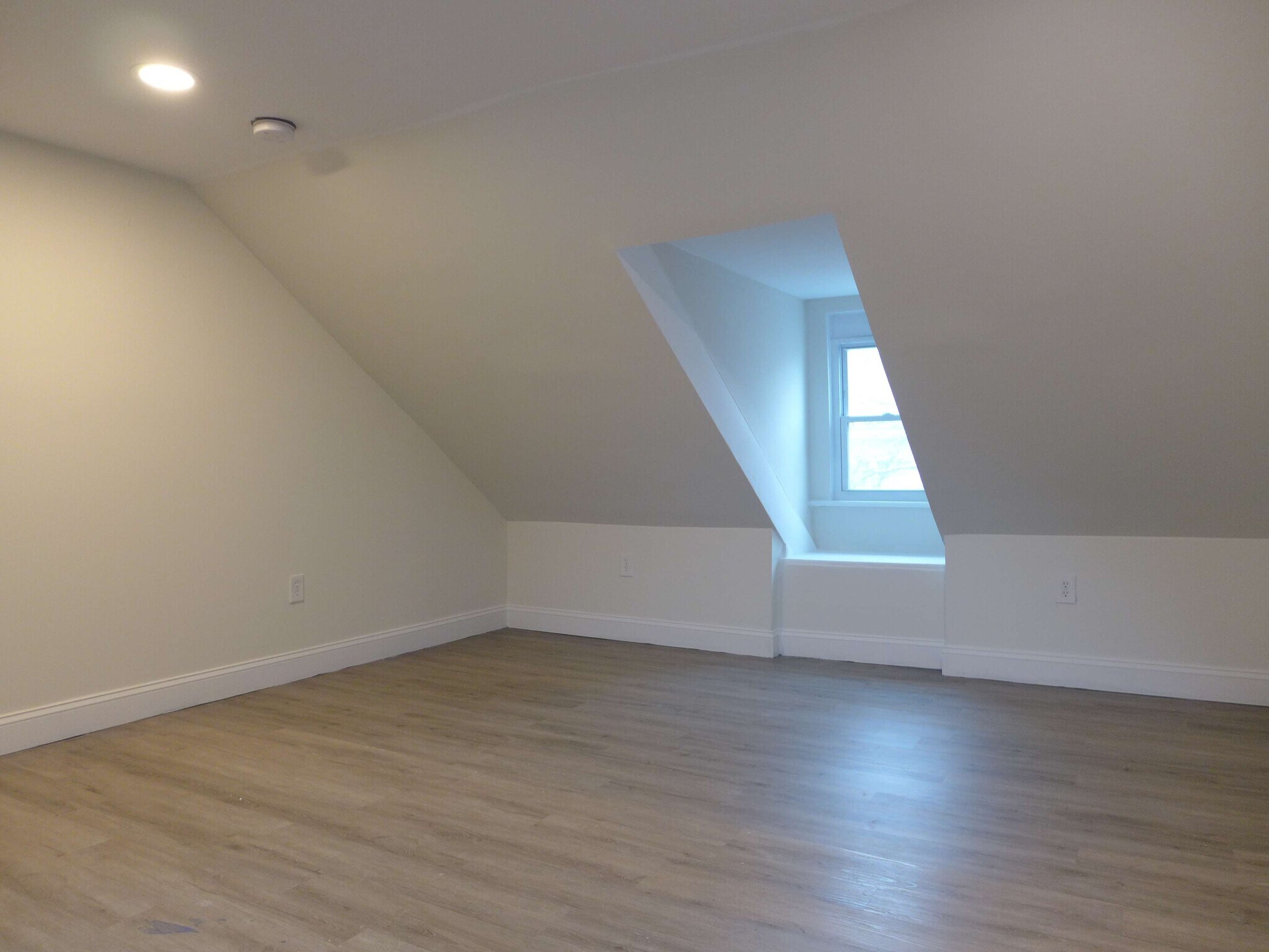 Building Photo - 1709 Bank St